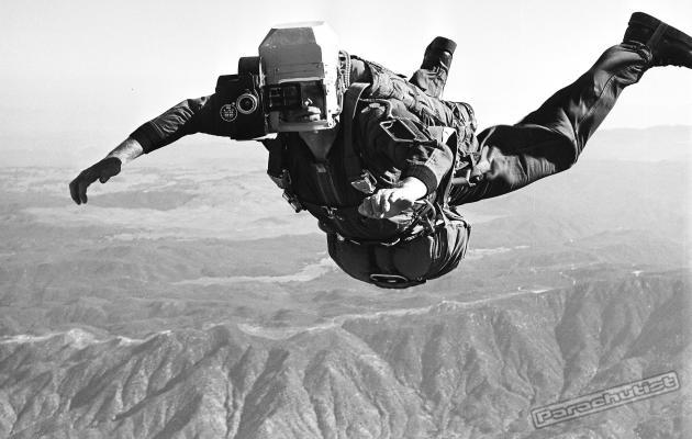 Bob Sinclair performing a skydive with his unique camera mounting idea Photo credits : parachutistonline.com